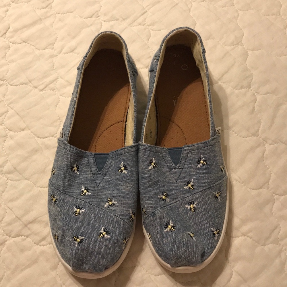 Toms “Bee Kind” shoes